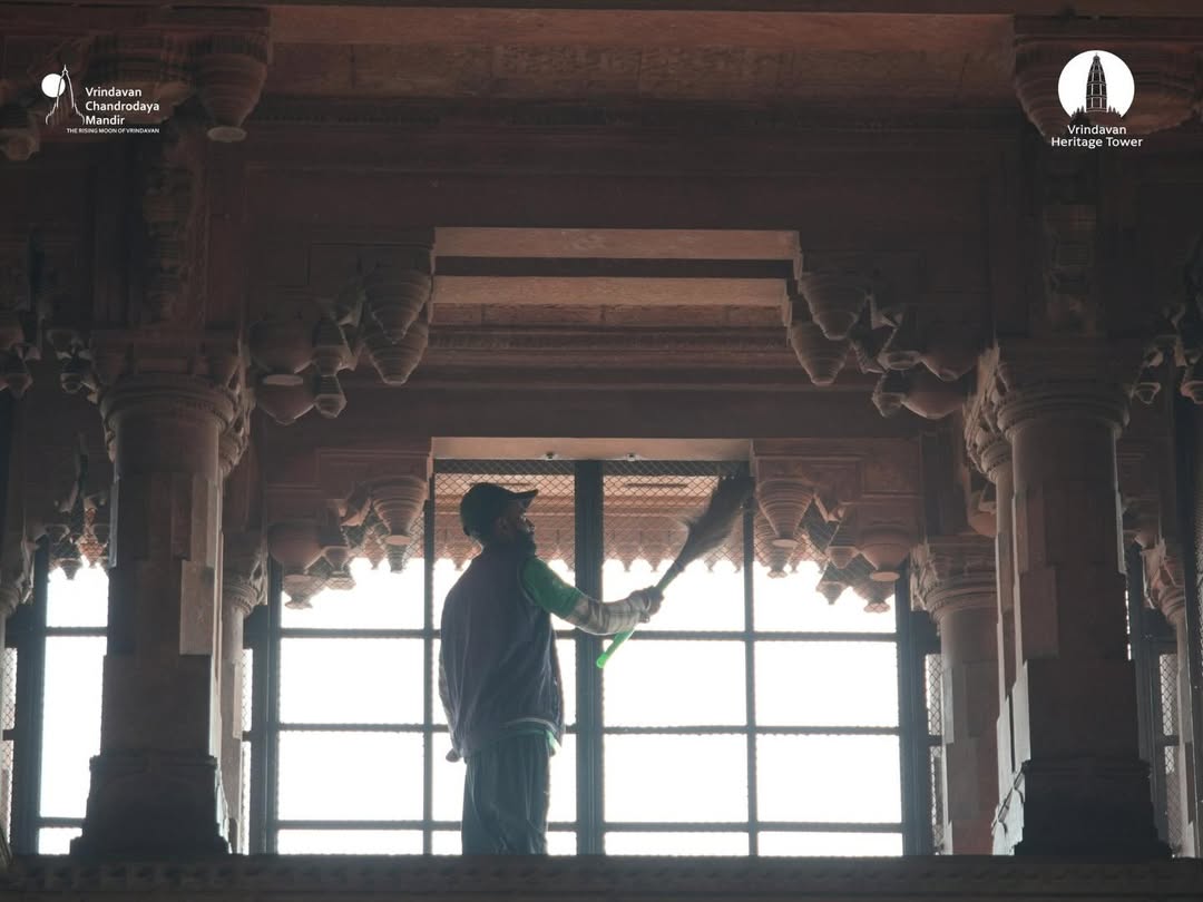 As part of the Swachh Vrindavan Abhiyan, the members of Vrindavan Chandrodaya Mandir