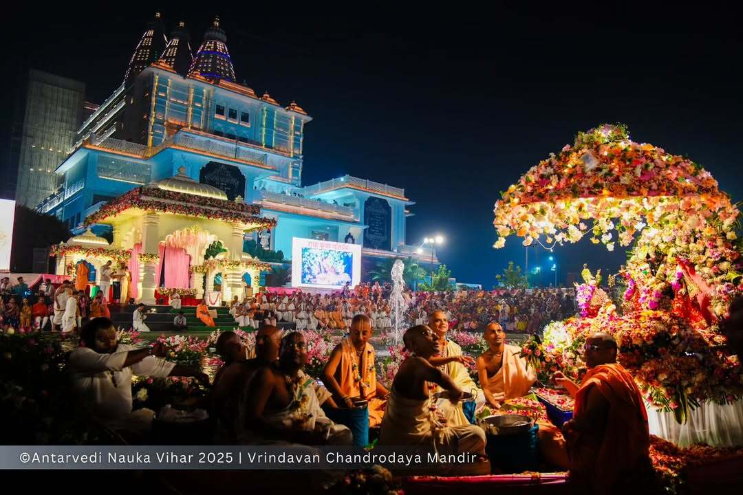 The Antarvedi Nauka Vihar Festival was celebrated today at the Chandrodaya Sarovar at Vrindavan Chandrodaya Mandir.